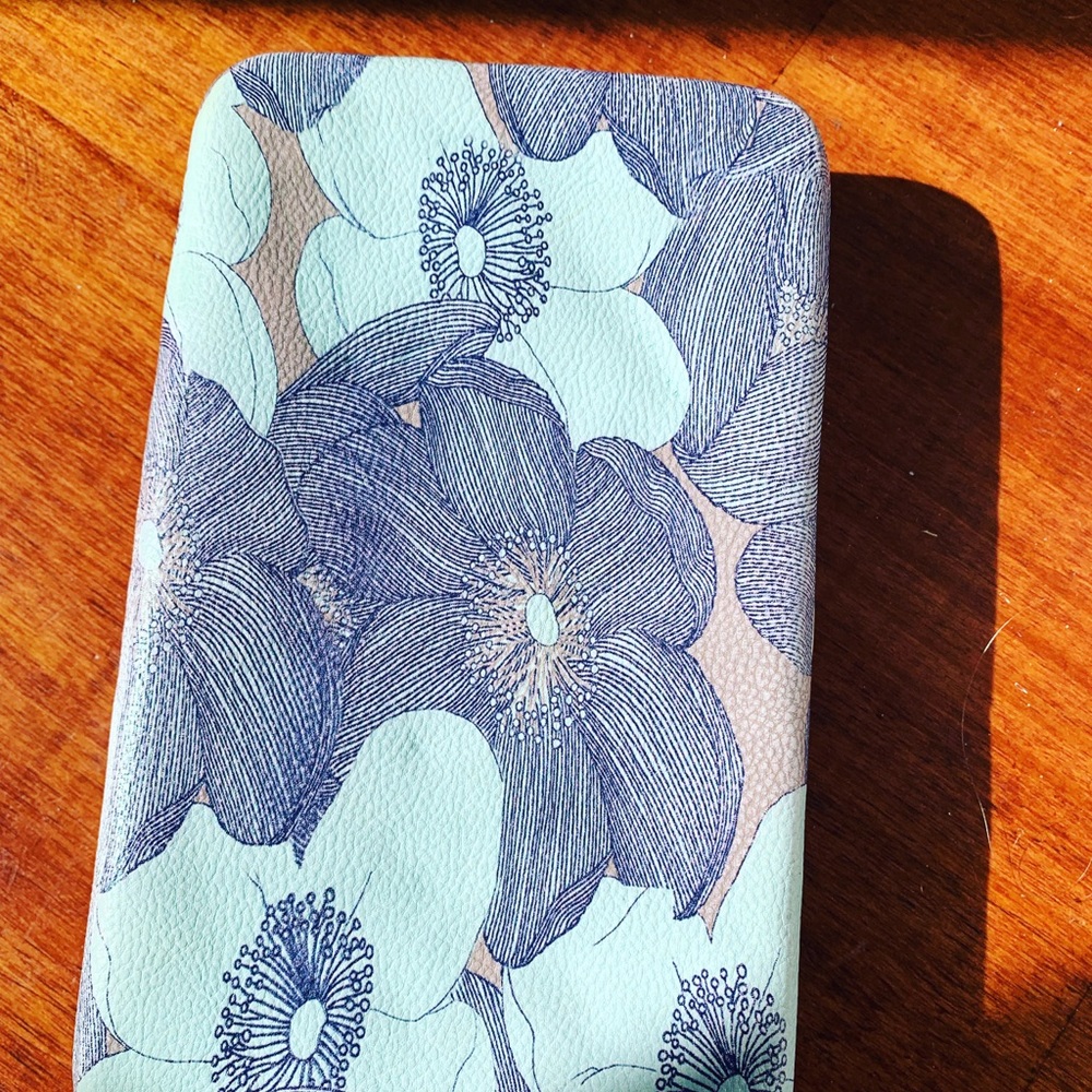 Blue Floral 🌺 Wallet Clutch 👛 - Super cute addition to your collection!